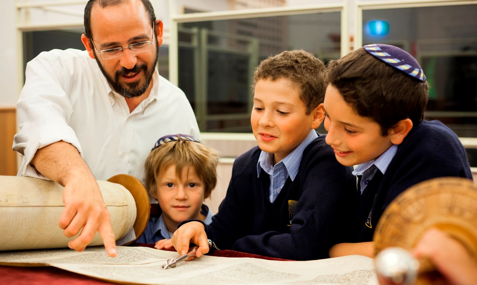 Phạt có lý do và nguyên tắc 3 'Không' để dạy con thành tài của người Do Thái